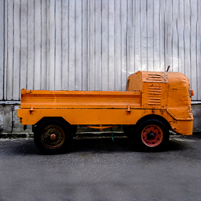Ein orange farbener Minitransporter auf dem Gelände der Fahrbereitschaft in Berlin Lichtenberg